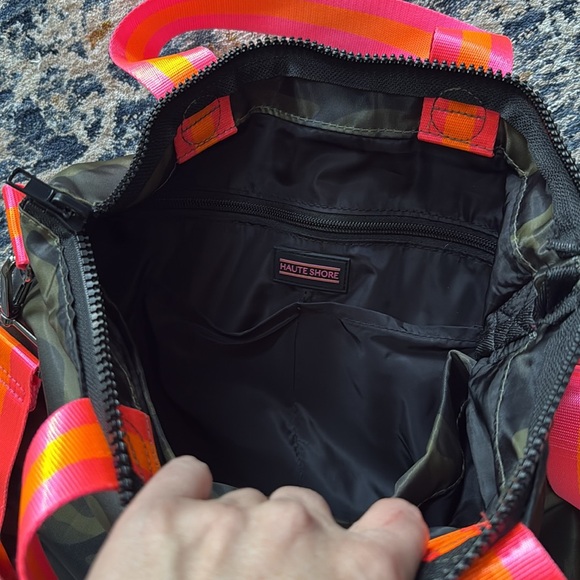 NWOT Haute Shore Camouflage Crossbody Bag - Picture 3 of 4